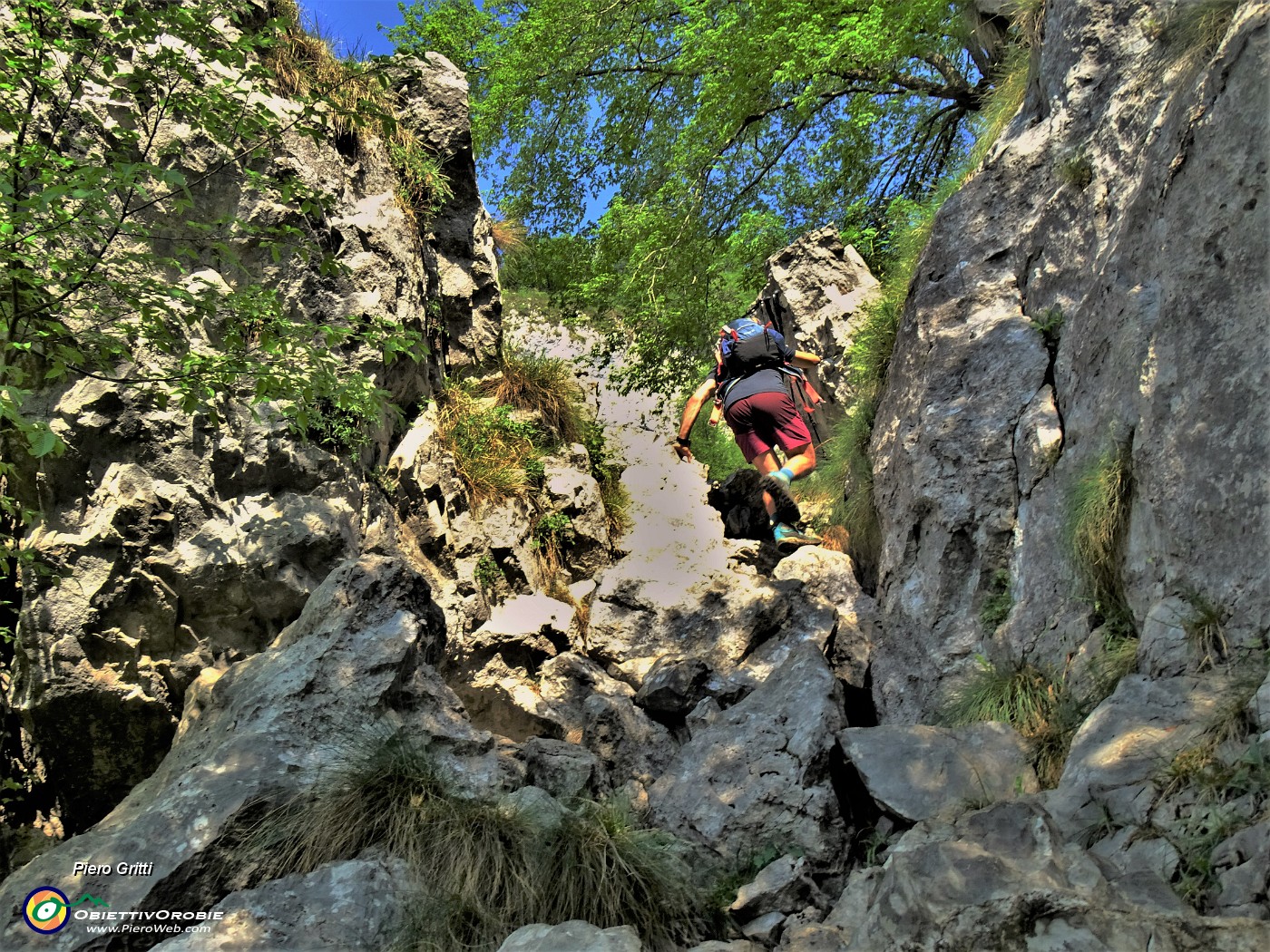 22 Saliamo su roccette per entrare nel 'Labirinto' della Cornagera.JPG